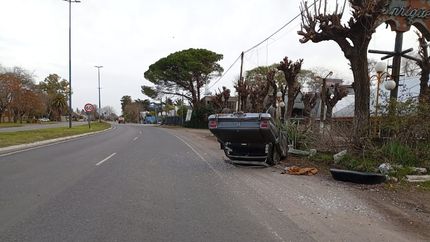 Impresionante vuelco de un Ford Falcon en City Bell no terminó en tragedia de milagro
