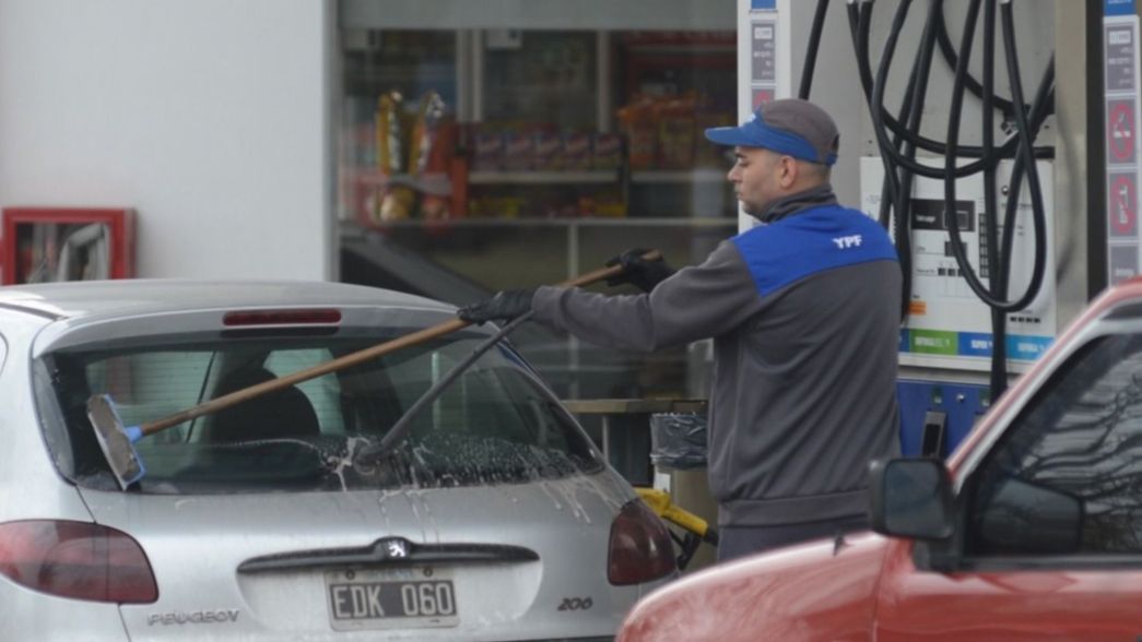 VIDEO: Un ladrón tomó de punto a los playeros de La Plata y no deja de robarles con un particular truco