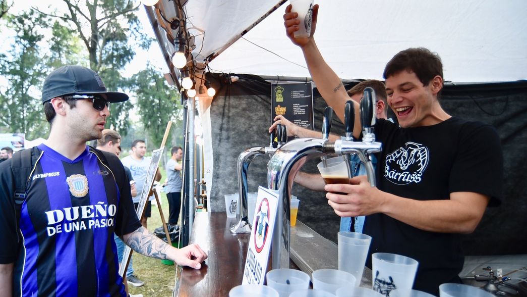 Arriba los vasos: La Plata y los cerveceros viven su Oktoberfest al aire libre y a puro sol