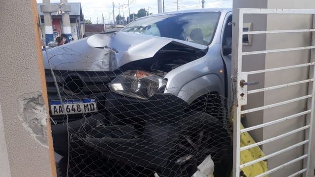 cayo el taliban tras incrustarse contra una casa de la plata en una camioneta robada
