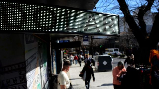 tras la devaluacion del central, el dolar blue llega a venderse hasta $800 en la plata
