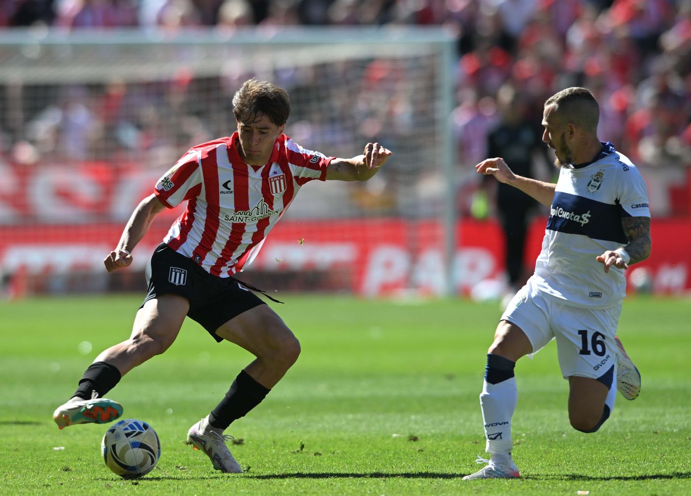Gómez y Max pelean por la pelota. Gómez y Max pelean por la pelota.