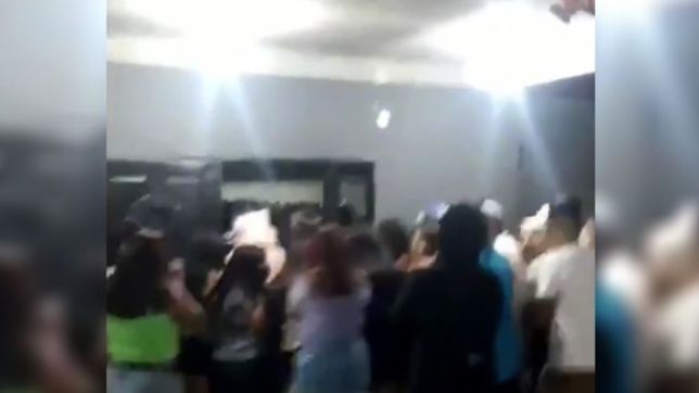 los videos de las tres multitudinarias fiestas clandestinas desalojadas en la plata