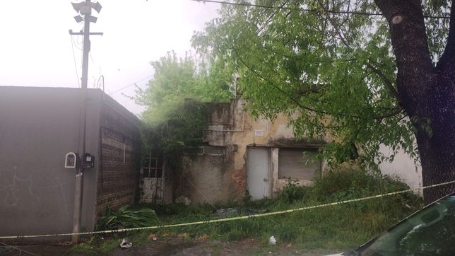 un hombre murio electrocutado en la puerta de una casa abandonada de la plata