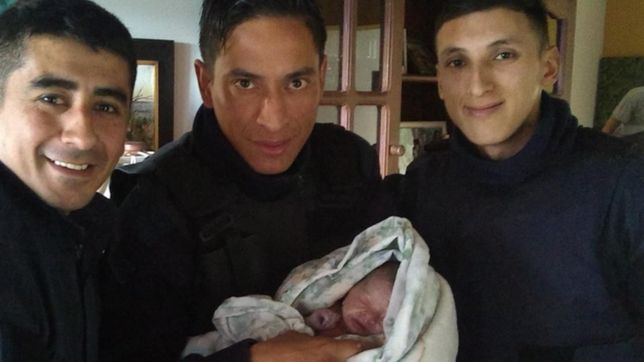 policias parteros ayudaron a dar a luz a una mujer en su casa de berisso
