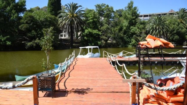tras la restauracion, estrenan el nuevo muelle y los paseos en barco en el lago del bosque