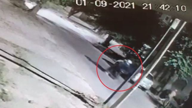 terror en barrio hipodromo: dos ladrones asaltaron a una familia en la puerta de su casa