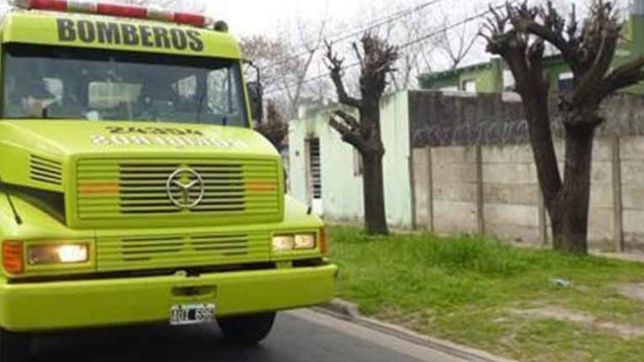 tension en la plata: se incendio una casa pegada a un colegio y tuvieron que evacuarlo