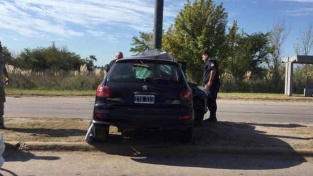 violento choque en olmos: perdio el control del auto y termino incrustado en una columna