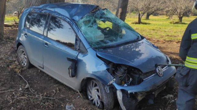 impactante accidente y milagro en ruta 2: volco con su auto y se incrusto contra un arbol