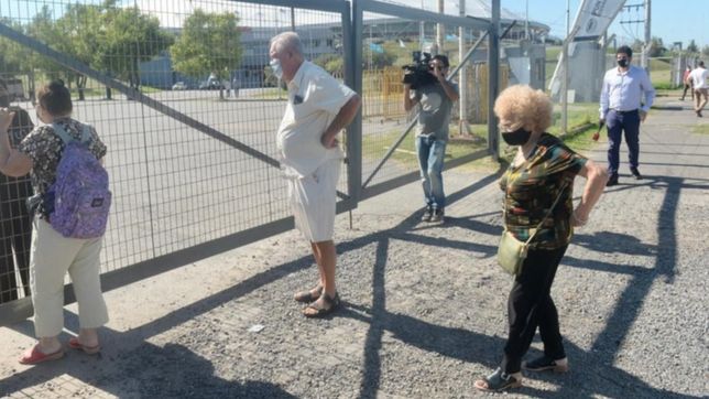 la desilusion de los abuelos que no pudieron vacunarse en el unico por el partido de river