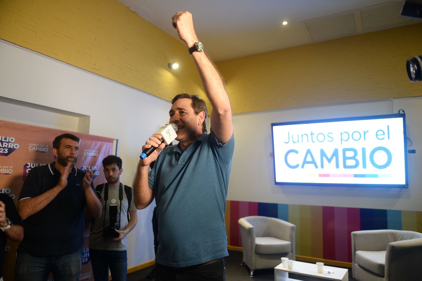 Julio Garro al hablarle a la militancia en el cierre de la jornada electoral en La Plata - Foto: AGLP