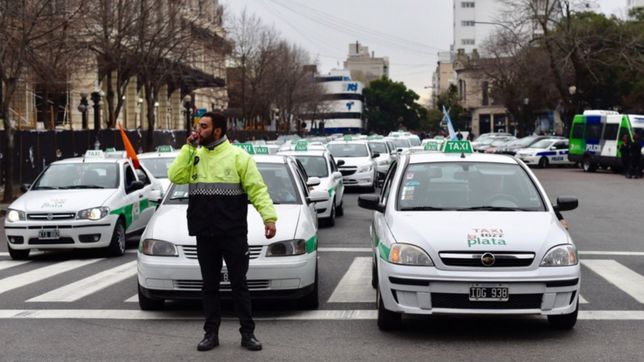 taxistas de la plata y capital paralizan la ciudad y se movilizan contra uber