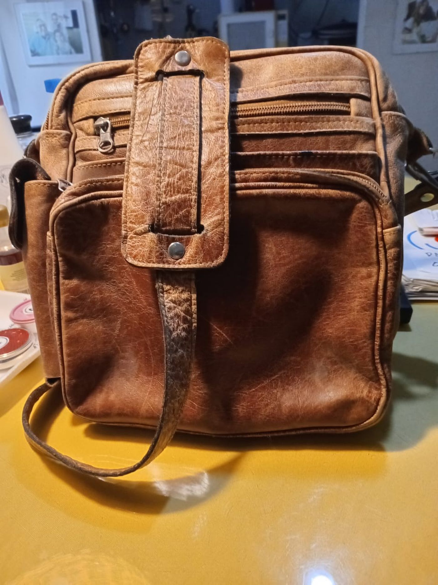 El bolso de cuero con el que llevó sus cassettes y discos de su casa a la radio. 