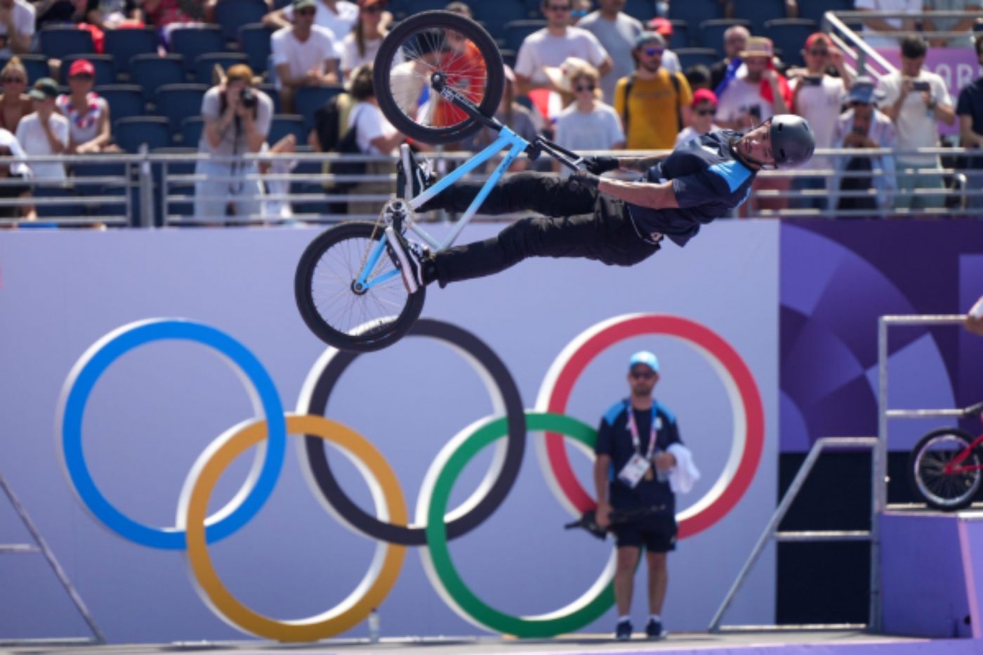 José Torres Gil en BMX compite en la final por medalla en Park Masculino.