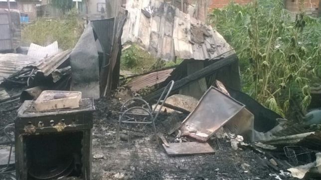 altos de san lorenzo: piden ayuda para una familia que perdio todo en un incendio