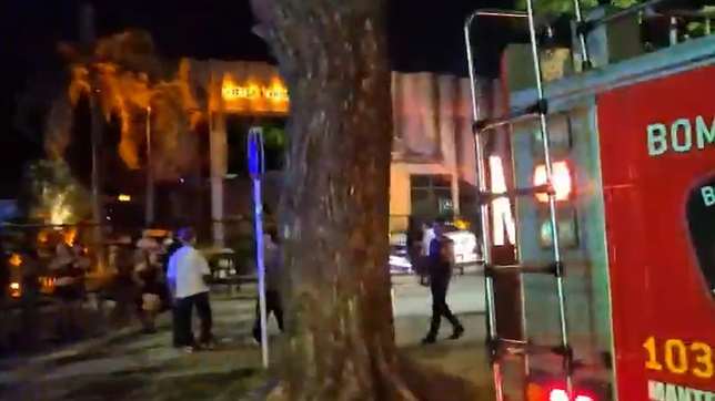 parte del escenario de un boliche de la costanera se derrumbo y varias personas resultaron heridas