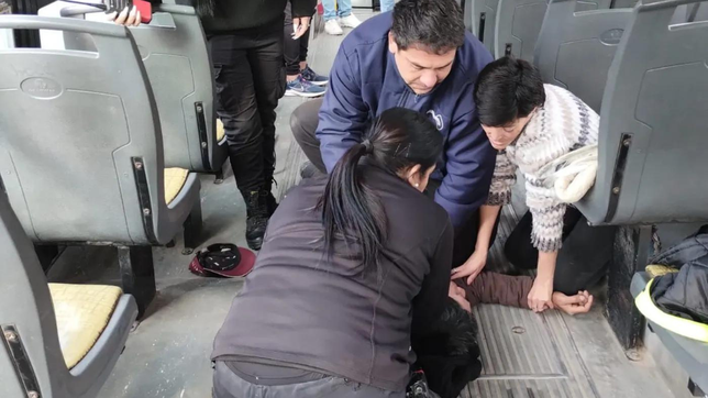 distinguieron al inspector de micros que le salvo la vida a un pasajero haciendo rcp