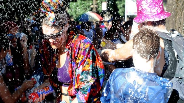 por razones climaticas, reprogramaron el carnaval ensenadense para el lunes y martes