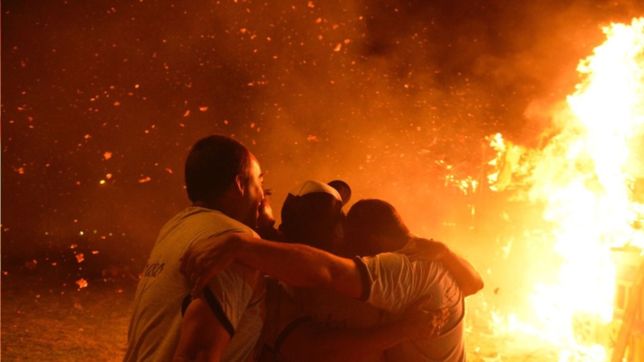 el rito que nunca termina: las mejores fotos de la quema de munecos