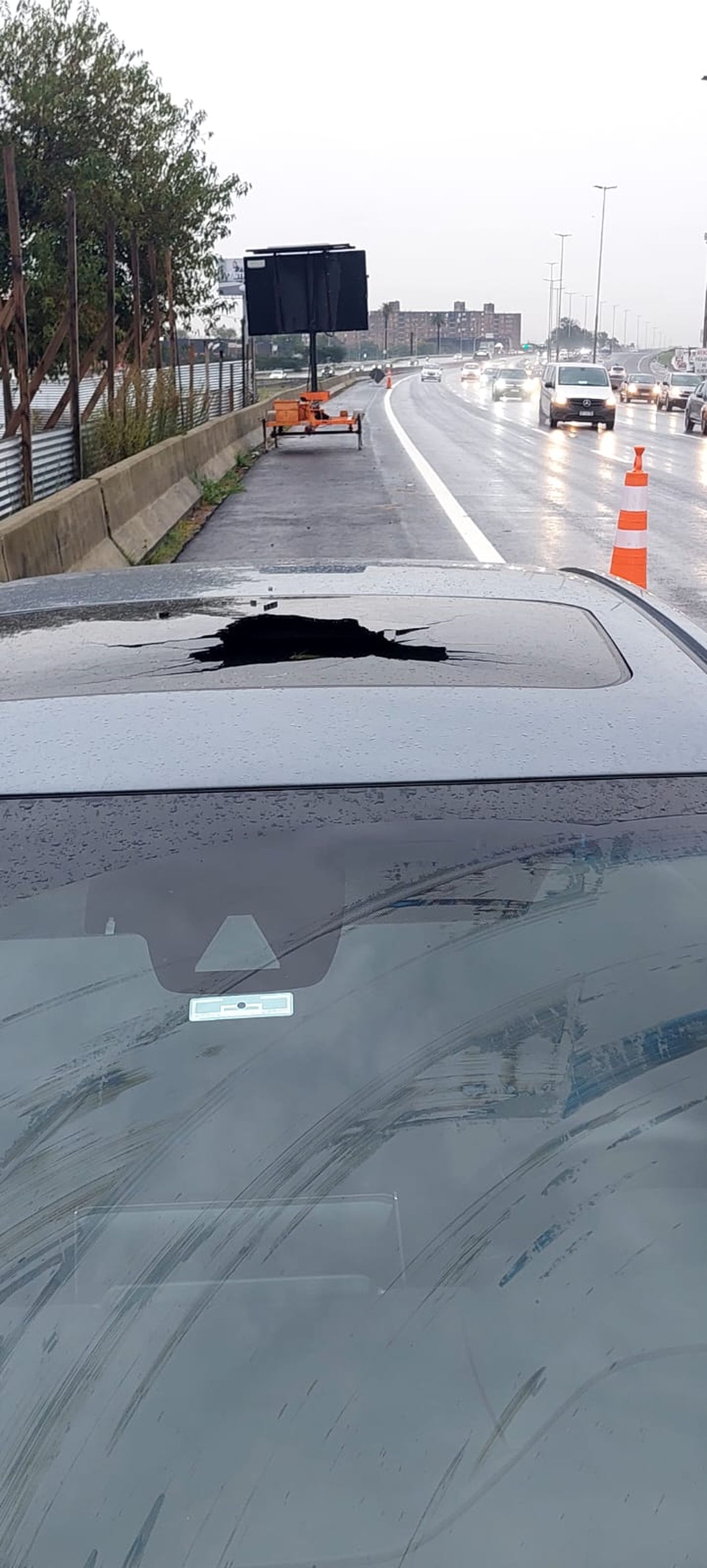 El vidrio del techo corredizo qued&oacute; da&ntilde;ado tras el impacto de una piedra en la Autopista