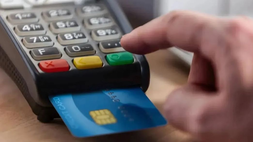 Ya se puede pagar en dólares con débito: ¿cómo es el sistema para usuarios y comercios?