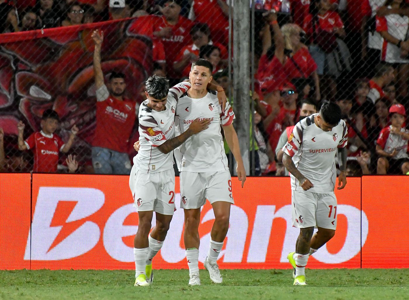 Estudiantes Independiente Perez Carrillo festejo