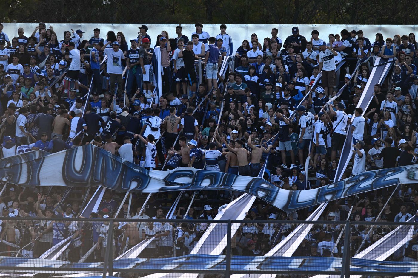 Gimnasia Talleres Hinchada Bosque 2