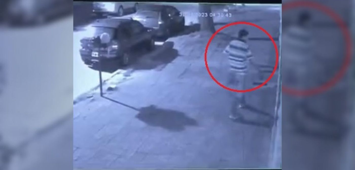 Hombre deja manchas de sangre en un barrio