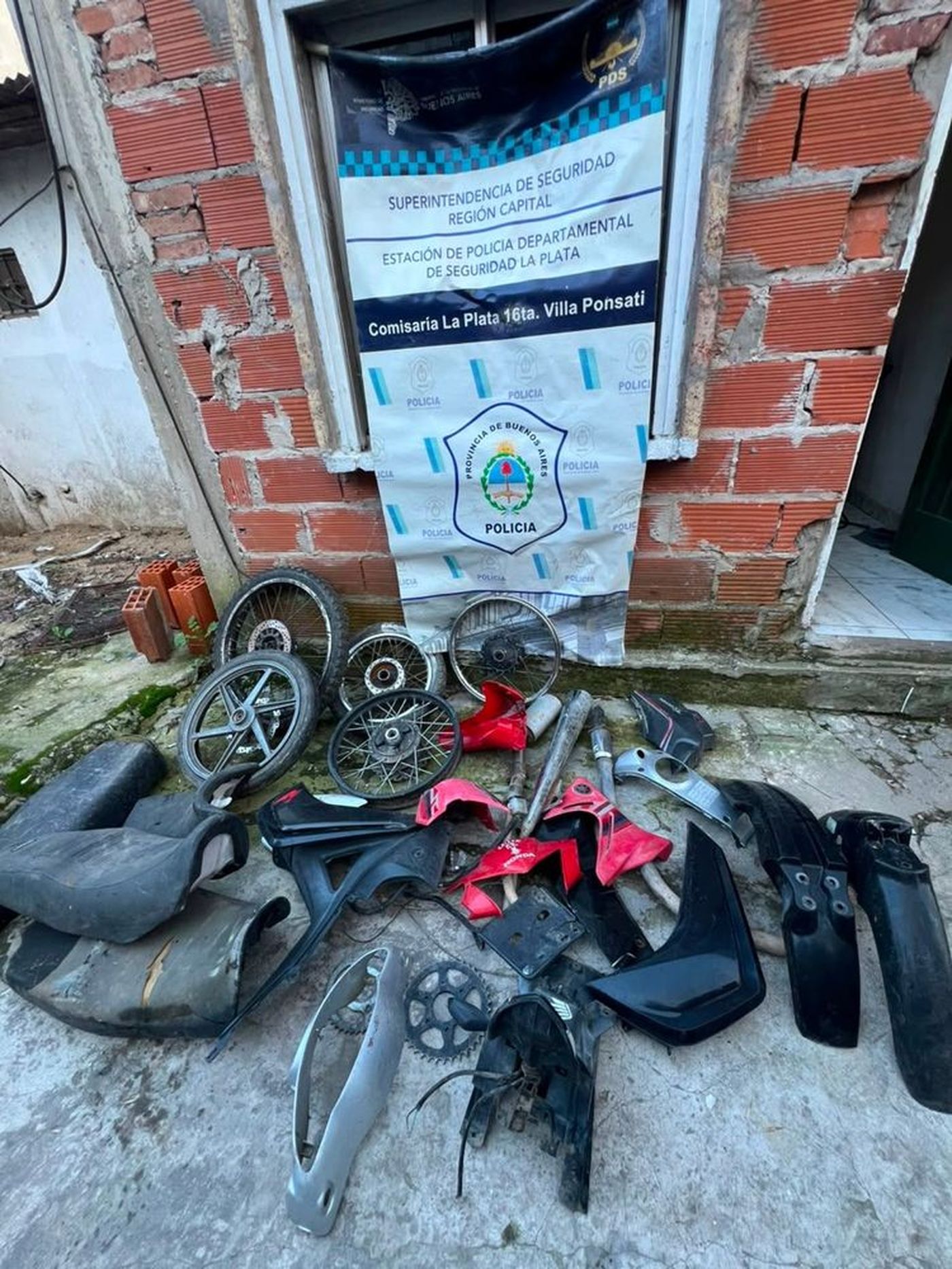 El hombre detenido tenía una gran cantidad de partes de moto en su casa de La Plata.