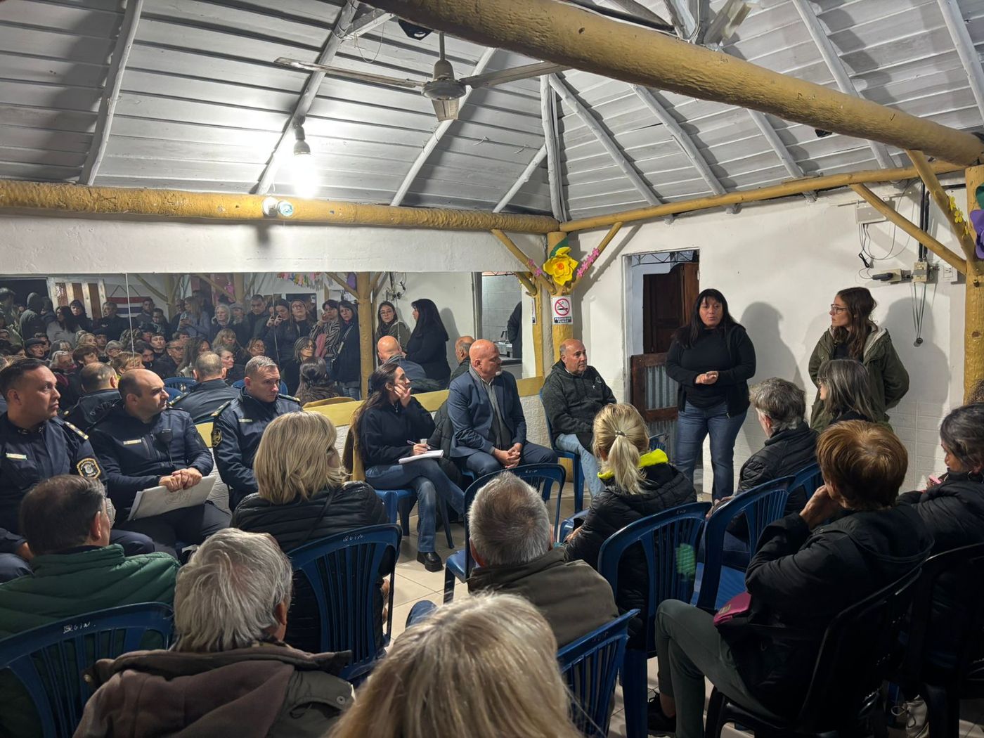 Vecinos de Abasto y autoridades de la Municipalidad de La Plata y el gobierno provincial, durante el tenso encuentro por la inseguridad