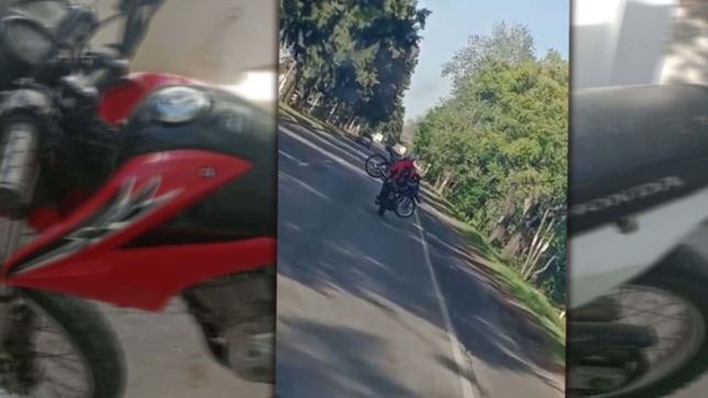 el insolito video de dos ladrones que se llevaban una moto arriba de otra moto