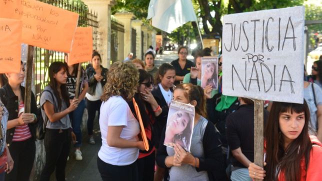 familiares y amigos de nadia ferraresi, la peluquera de ensenada, marcharon a la fiscalia para pedir justicia