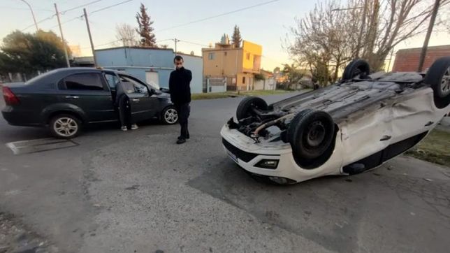 Un impactante accidente de tránsito terminó con vuelco y una conductora internada