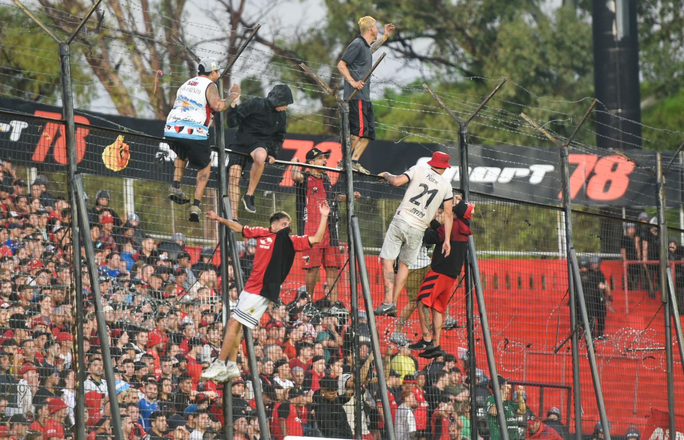 Hinchada de Colón.jpg