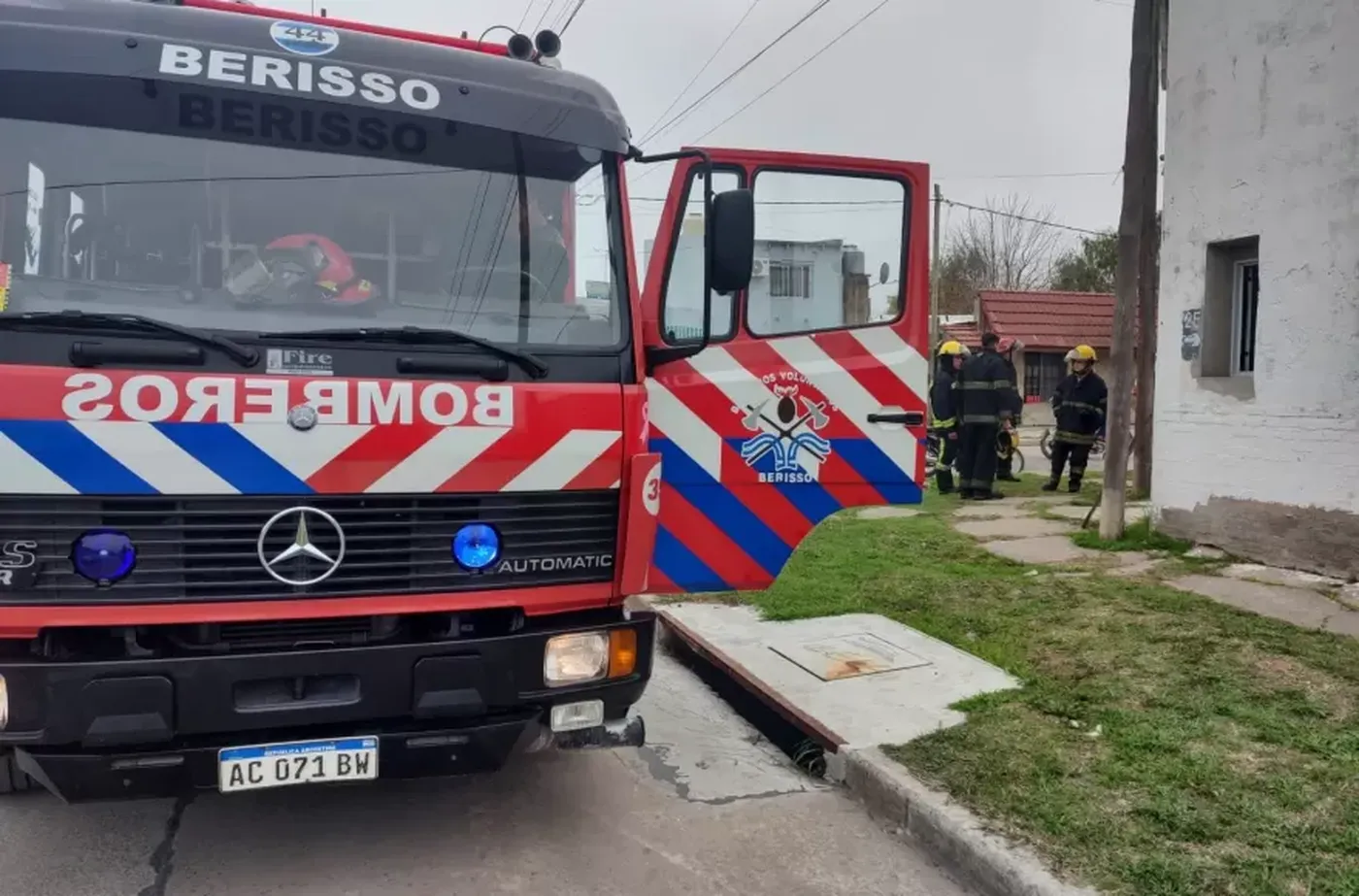 Bomberos trabajó en el lugar y evitó que el incendio alcanzará otros sectores de la casa