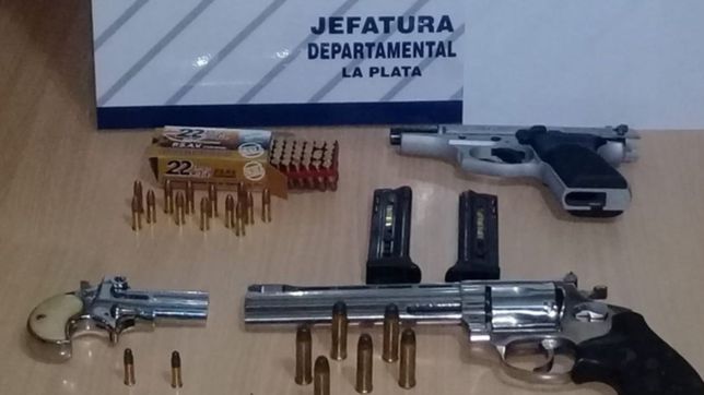 altos de san lorenzo: le disparo nueve veces a su vecina, lo allanaron y estaba armado hasta los dientes