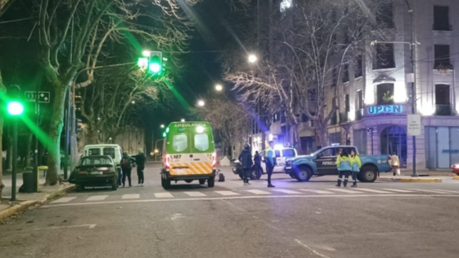choque y caos de transito en la plata: una moto embistio a un ciclista en plaza moreno