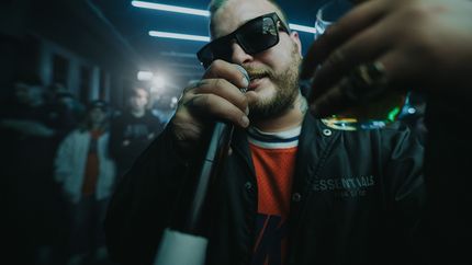 La ola del rap charrúa llega a La Plata de la mano de Zeballos y un show único en el Teatro Ópera