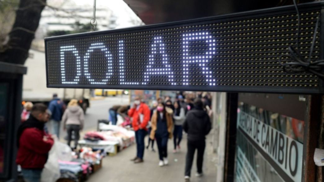 Los trabajadores que cobren el bono ya no podrán comprar dólares al precio oficial