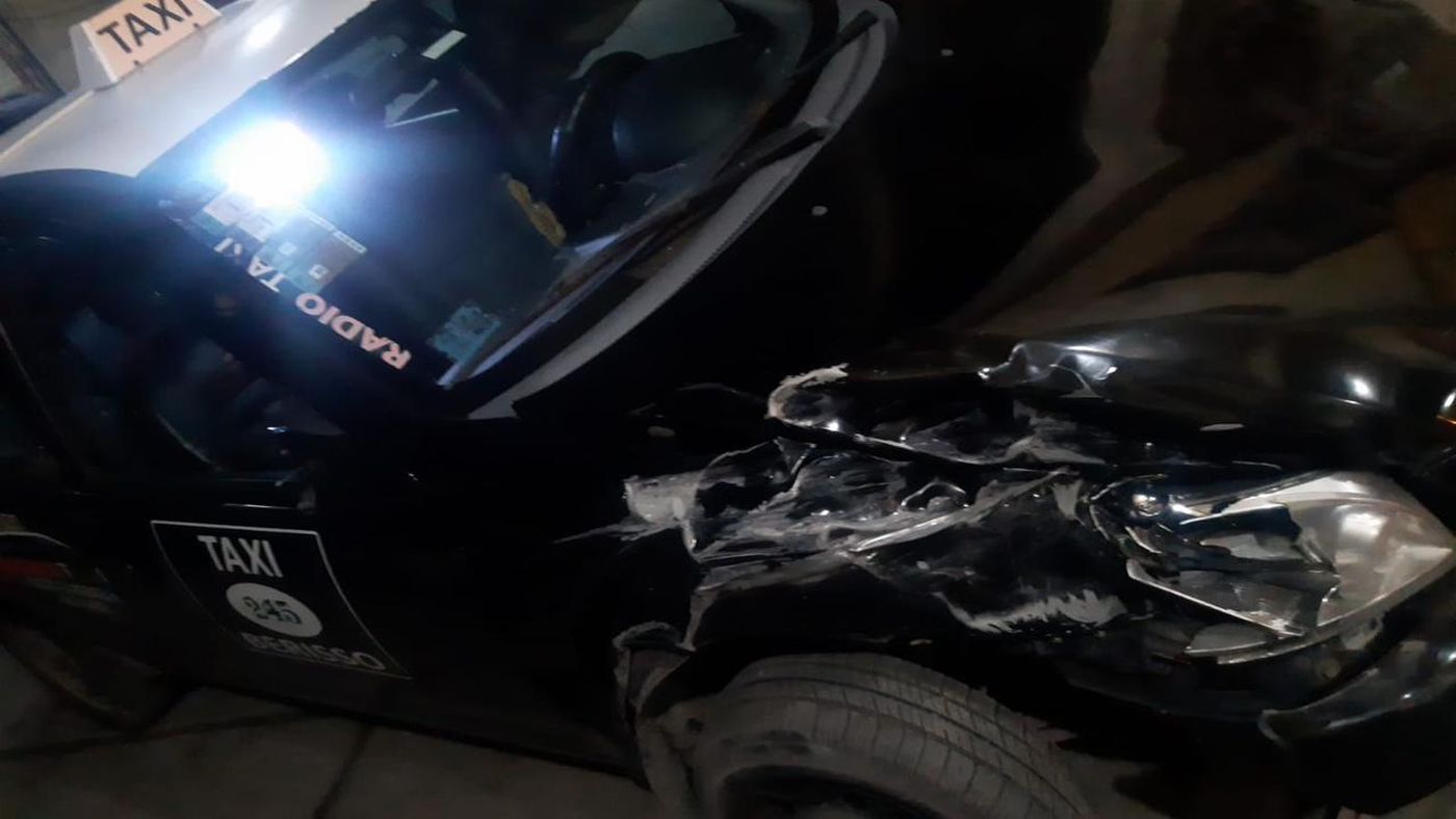 Un taxista chocó contra una camioneta estacionada en Berisso y se negó al test de alcoholemia.