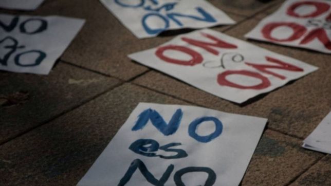 atraparon en la plata a un hombre cuando agarraba del pelo a su pareja para golpearla