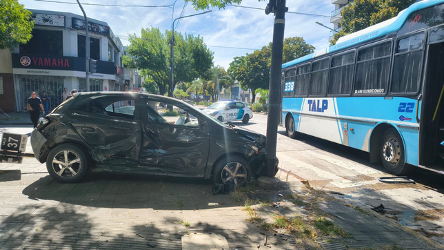 un violento choque entre un micro y un auto casi termina en tragedia