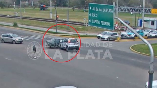 video: cruzo el semaforo en rojo y protagonizo un insolito accidente en la plata