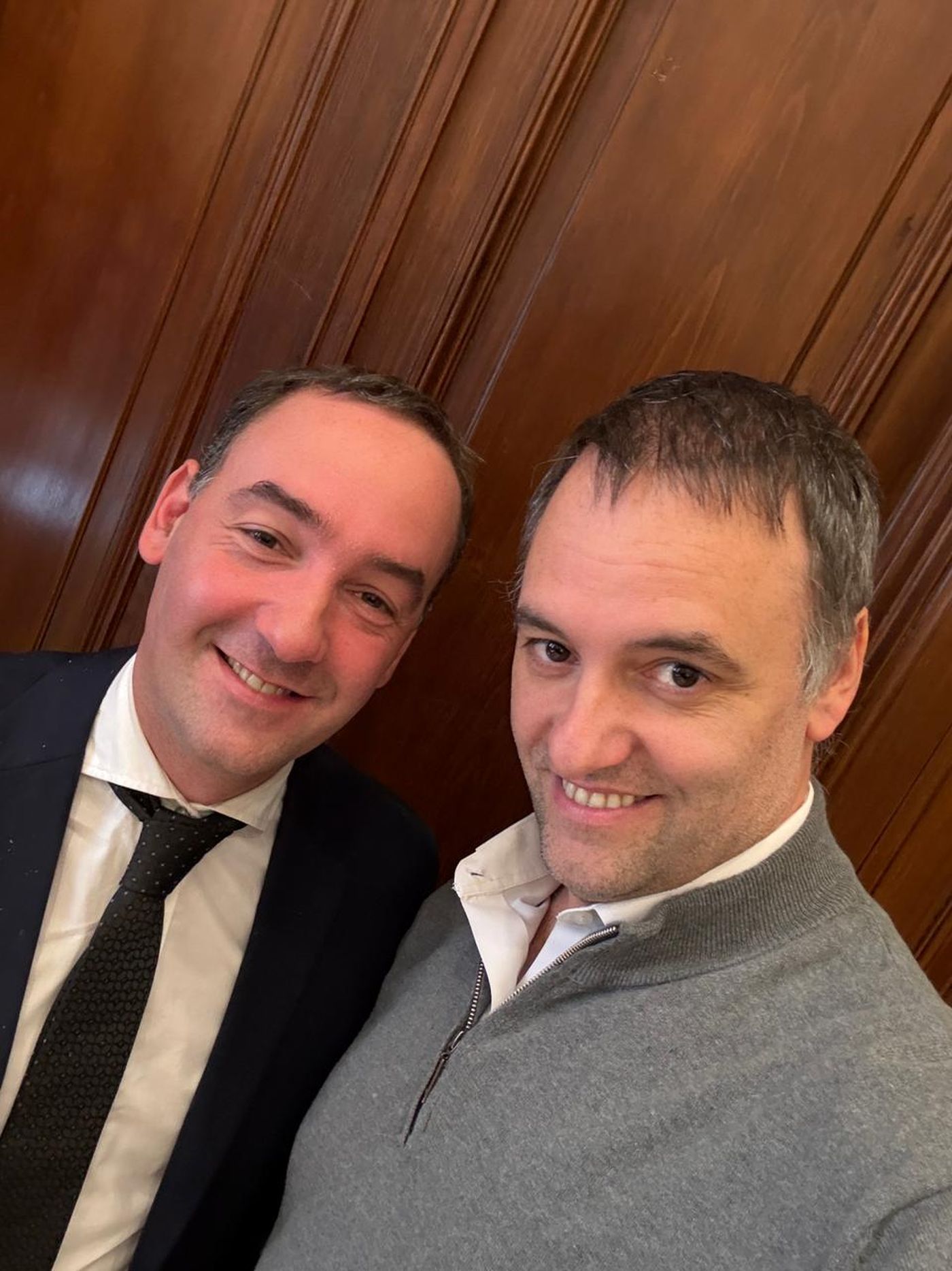 Francisco Adorni junto a su hermano Manuel, el vocero presidencial