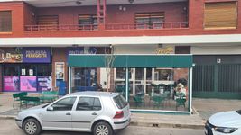 delincuentes armados asaltaron una cafeteria de la plata y escaparon con el auto del dueno