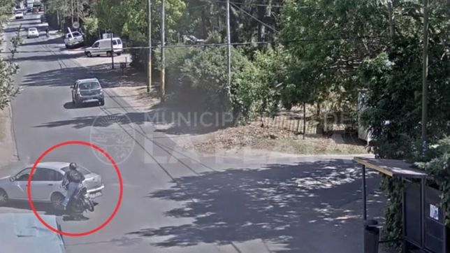 video: un motociclista volo por el aire tras chocar contra un auto en la plata