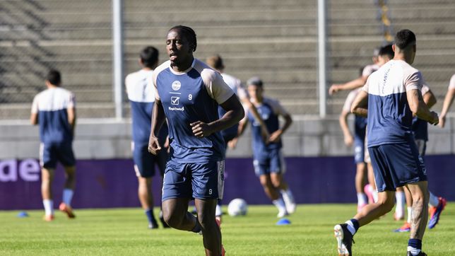 hurtado recibio una patada en el area y el arbitro no cobro: ¿fue penal para gimnasia?