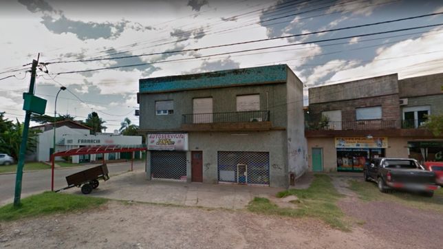 pareja de ladrones: el apunto con el arma y ella se llevo la plata de la caja