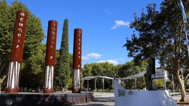 restauraron los monumentos de plaza malvinas que homenajean a los caidos en la guerra